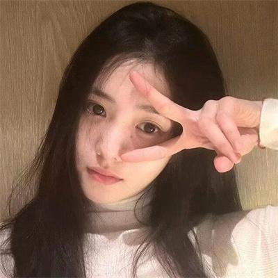 一位站立的人